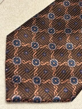 Brand New Corporate Power Tie By JOS A. BANK (Signature Gold)